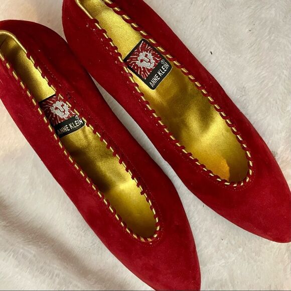 💥Host Pick!💥 Vintage NWOT 1980s Anne Klein Red Suede Pumps Gold Braid Accent - Picture 7 of 13